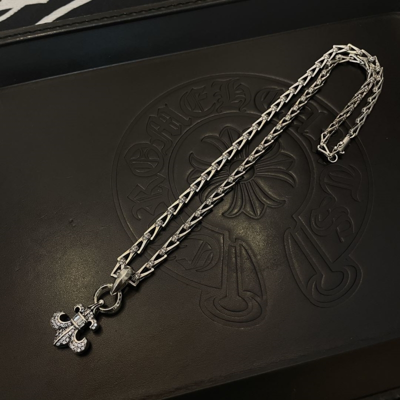 Ch*0me He**ts necklaces